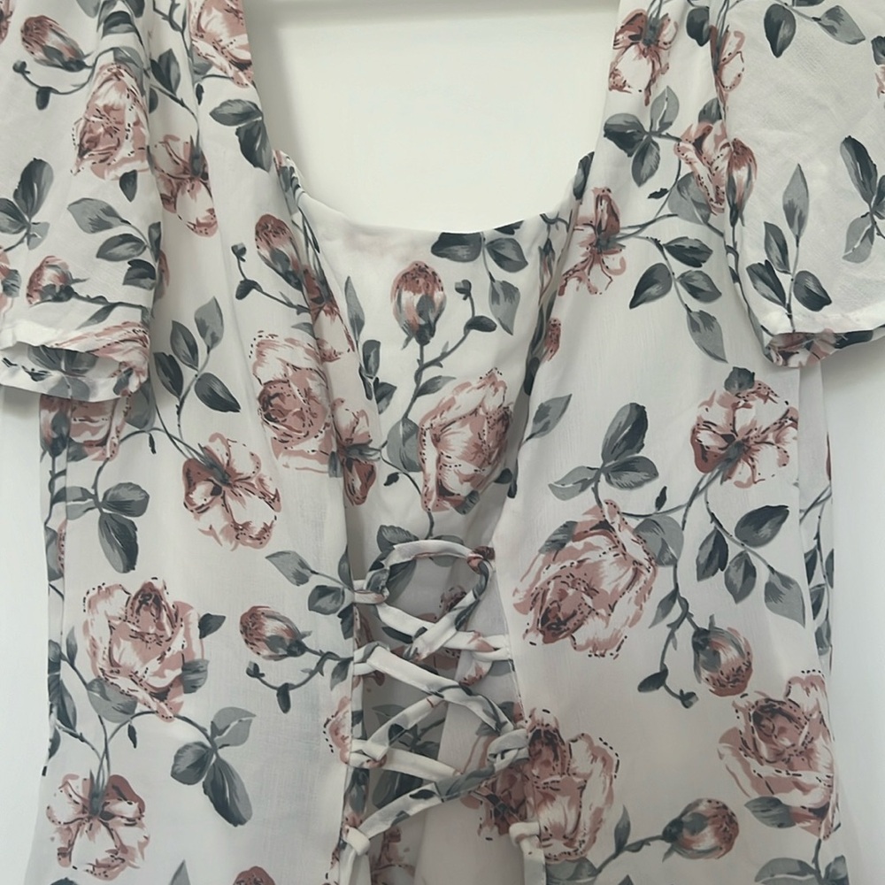 Dress is size small fits a size 2 midi dress that is a cream color with roses.